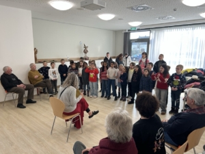 Groß (Klassenstufe 2 besucht Altenzentrum)